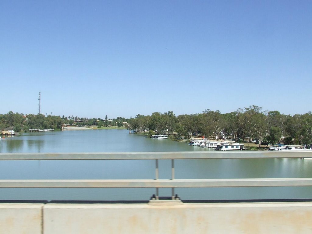 Looking down the Murray towards South Australia (still a long way away though...)