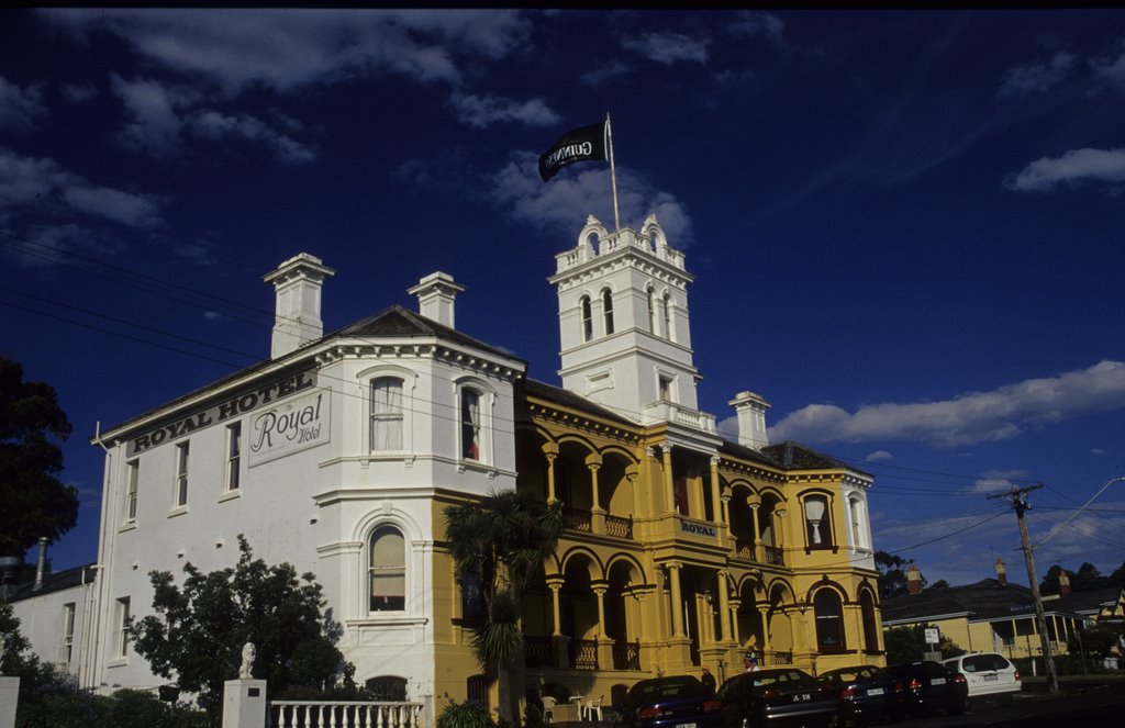 Distance between Queenscliff and St Leonards. How many miles from